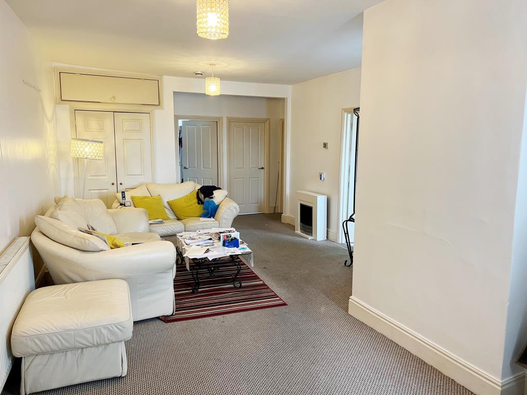 Lot: 112 - TOWN CENTRE BAR/EATERY WITH A TWO-BEDROOM AND A ONE DOUBLE BEDROOM ANNEXE/FLAT -